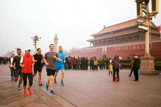 扎克伯格在天安门广场晨跑