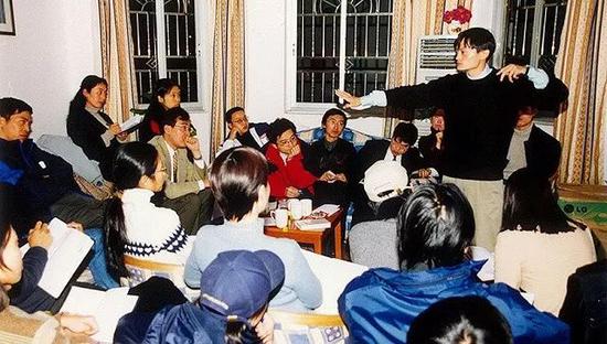 创办伊始的阿里巴巴，在马云的湖畔花园16幢1单元202室开会