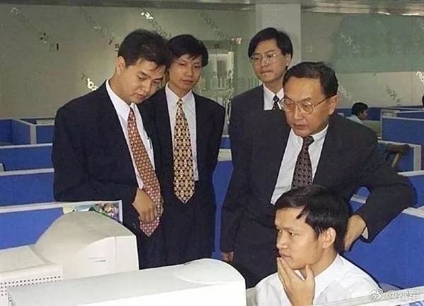 由左至右：求伯君、雷军、杨元庆、柳传志、沈家正