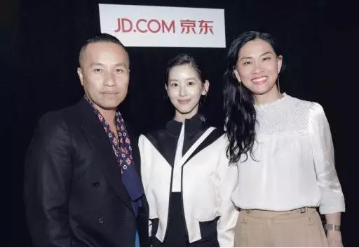 图：京东大服饰事业部总裁丁霞（右）