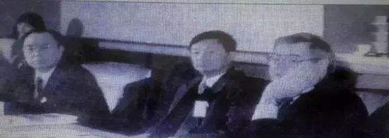 任正非在IBM听取报告，右起两位分别是郭士纳，任正非