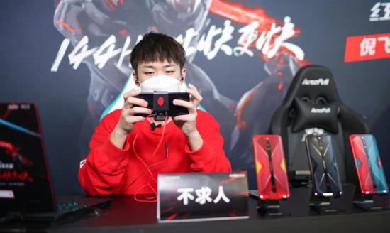 不求人在红魔手机发布现场，图源不求人微博
