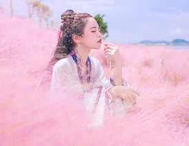 Photoshop调出草丛中的美女梦幻紫红色的教程